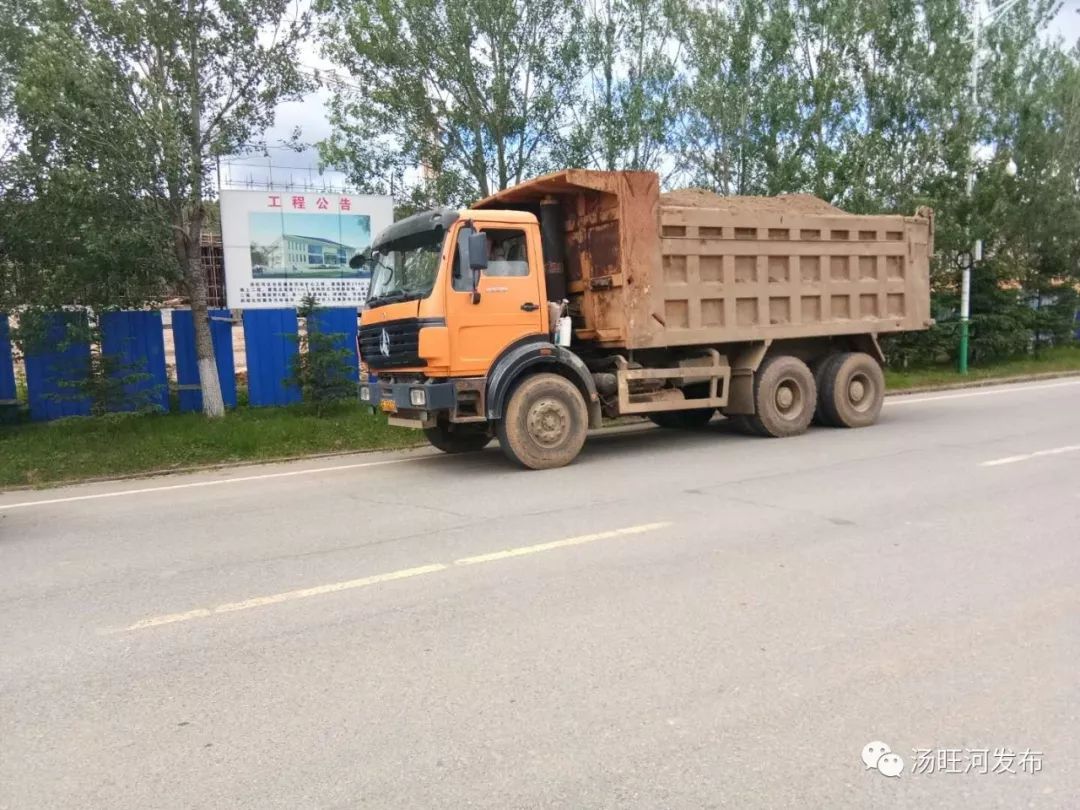 重慶某區(qū)城管執(zhí)法局加強(qiáng)運(yùn)輸砂石重型貨車(chē)管理，保障道路普通貨運(yùn)安全